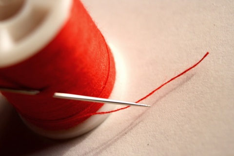 Needle_and_red_thread.